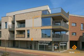 <p><span>TOPLIGGING! Volledig instapklaar 1-slaapkamerappartement in hartje Lommel.</span></p><p><span> </span></p><p><span>Indeling</span><span>:</span></p><p><span>Inkomhal, apart toilet, ruime living met open keuken, berging, slaapkamer met ensuite badkamer. </span></p><p><span> </span></p><p><span>In de kelder is er een berging en een afgesloten parkeerplaats. </span></p><p><span> </span></p><p><span>Het terras is gelegen aan de voorkant en heeft een uitzicht op het marktplein en de kerk.</span></p><p><span> </span></p><p><span>Troeven</span><span>:</span></p><ul><li><span>Topligging!</span></li><li><span>Ruim terras met zicht op het marktplein en de kerk</span></li><li><span>Zonnepanelen voor gemeenschappelijke delen</span></li><li><span>Vloerverwarming</span></li><li><span>ZEER RUIME KELDERBERGING en AFGESLOTEN AUTOSTAANPLAATS inbegrepen</span></li><li><span>Afgewerkt met hoogwaardige materialen</span></li><li><span>Ook ideaal voor investeerders!</span></li></ul><p><span> </span></p><p><span> </span></p>