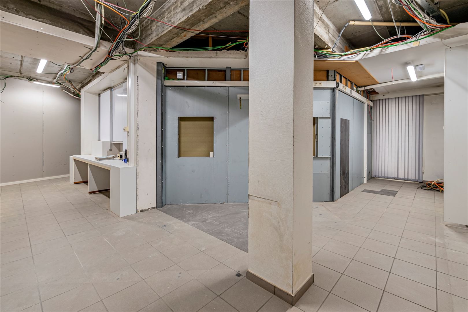 Centraal gelegen zeer ruim commercieel pand met 5 parkeerplaatsen - foto 5