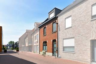 <strong>A renovated family home, ready to move into, with a lovely garden in Rotselaar</strong><br /><br />Are you looking for a charming home that combines comfort, cosiness and an ideal location? In Groenstraat in Rotselaar, you will find this tastefully renovated terraced house with a garden, ideal for families, young couples or couples wishing to live in a quiet area whilst enjoying all the local amenities.<br /><br />As soon as you step inside, you’ll be struck by the pleasant atmosphere. The open-plan living area and bright kitchen form the heart of the home. Sustainable renovations (roof, windows, etc.) ensure a good energy rating (B). You’ll enjoy modern living comfort without sacrificing character or cosiness.<br /><br />The house has three comfortable bedrooms and a low-maintenance garden where both young and old can enjoy life. Here, you can relax and enjoy moments of togetherness in complete tranquillity. The outdoor space also offers plenty of room for a terrace, a children’s play area or a decorative garden. The garden shed at the rear also offers plenty of space and potential.<br /><br /><strong>Living in Rotselaar</strong><br /><br />Rotselaar is a highly sought-after municipality, renowned for its unique blend of green spaces, tranquillity and excellent transport links. The municipality offers a wide range of shops, schools, nurseries, sports clubs and restaurants, making everyday life particularly enjoyable.<br /><br />Nature lovers and sports enthusiasts will find plenty to enjoy in the beautiful surroundings of Lake Rotselaar. Hiking, cycling, jogging and water sports are just some of the many leisure activities on offer here.<br /><br />This location is also a major advantage for commuters. Thanks to the proximity of the E314, smooth connections to Leuven, Brussels, Mechelen and Aarschot, as well as train and bus services, you benefit from excellent transport links.<br /><br />In short, this charming, renovated house offers a unique opportunity for those seeking a cosy home in a green, vibrant and very well-located town.<br /><br /><strong>Highlights</strong><br /><br />Renovated house, ready to move into<br />Cosy and bright living areas<br />Lovely private garden<br />Quiet residential neighbourhood<br />Good links to Leuven, Aarschot and Brussels<br />Shops, schools and leisure facilities in the immediate vicinity<br /><br />A must-see! Contact us for more information or to arrange a viewing, and let yourself be surprised by the charms of this house and its surroundings.