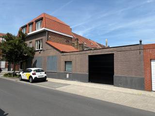 <p>Bent u op zoek naar een veelzijdig en <strong>instapklaar handelspand</strong> op een vlot bereikbare locatie? Dan is dit handelspand in de Wagnerstraat te Assebroek beslist een bezoek waard.</p>
<p>Het pand beschikt over een <strong>ruime en lichtrijke handelsruimte</strong>, afgewerkt met een combinatie van parket en tegels, wat zorgt voor een verzorgde en professionele uitstraling. Daarnaast is er een afzonderlijke ruimte die perfect kan dienen als bureau, praktijkruimte, of opslag.</p>
<p>Verder omvat het pand een apart toilet en een <strong>praktische keuken</strong>, wat het comfort voor zowel uitbaters als medewerkers verhoogt.</p>
<p>Een absolute meerwaarde is de <strong>bijzonder ruime garage</strong>, die rechtstreeks toegankelijk is vanuit het handelspand én beschikt over een automatische sectionale poort aan de zijkant van het gebouw. Ideaal voor leveringen, stockage of veilig parkeren.<br />Verder is er ook nog een ruime <strong>kelder</strong> die perfect als extra stockageruimte kan dienen.</p>
<p>Ook op technisch vlak is dit pand volledig up-to-date. Zo is het uitgerust met <strong>domotica</strong>, <strong>werd de elektriciteit volledig vernieuwd</strong>, is het pand goed geïsoleerd en voorzien van een <strong>nieuwe automatische garagepoort</strong>. De centrale verwarming zorgt voor een aangenaam binnenklimaat het hele jaar door.</p>
<p>Het handelspand maakt deel uit van een kleinschalige residentie met slechts één bovenbuur, wat bijdraagt aan een rustige en aangename werkomgeving.</p>
<p>Een ideaal pand voor zelfstandigen, vrije beroepen of ondernemers die op zoek zijn naar een representatieve en functionele commerciële ruimte.</p>
<p>Contacteer ons vandaag nog voor meer informatie of een bezichtiging: 050/73.73.73 of via info@bonnevastgoed.be .</p>