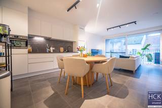 <strong>De ligging</strong><br />Dit <strong>nieuwbouwappartement </strong>maakt deel uit van <strong>residentie 'Porta Klara'</strong>, gebouwd op de hoek van de Tolpoortstraat en de Achiel van Eechautestraat. Op amper 3 min. wandelen bereikt u het station van Deinze. Rondom de residentie zijn er allerhande winkels, horecazaken en overige faciliteiten ter beschikking waardoor u alles op <strong>wandel-/fietsafstand</strong> kan bereiken. Dankzij de vlotte verbinding met het op- &amp; afrittencomplex van de E17 (afrit 7 Deinze) zijn centrumsteden Gent-Kortrijk beiden op respectievelijk 20 à 30 min. bereikbaar. <strong>Kortom, hier woont u comfortabel in het hart van Deinze!<br /><br />De residentie</strong><br />Porta Klara is een <strong>tijdloos nieuwbouwproject (bouwjaar 2024)</strong> dat zich naadloos integreert in de stedelijke context. Zo werd er gekozen voor verticaliteit in de gevel en werd de plafondhoogte op het gelijkvloers hoger voorzien opdat deze als een 'sokkel' wordt benadrukt. Om het tijdloze karakter van het gebouw te benadrukken, werd gekozen voor een grijze gevelsteen. Als aanvullend materiaal, werd geopteerd voor een donkerkleurig latwerk. Dit zorgt voor een extra warmte en hedendaagse touch aan het geheel. <strong>Porta Klara is dan ook een eyecatcher!</strong><br /><br /><strong>Het appartement</strong><br />Het appartement zelf is gelegen op de <strong>2de verdieping</strong>, een lift is aanwezig in het gebouw. De bewoonbare oppervlakte bedraagt ca 90 m² (inclusief terras). Er zijn ondermeer een <strong>ruime en lichtrijke leefruimte</strong> aanwezig met aansluitend terras, keukenberging, alsmede 2 slaapkamers, badkamer en een afzonderlijk toilet. In de kelderverdieping van het gebouw beschikt u bijkomend over een <strong>privatieve parkeerplaats én privatieve berging inbegrepen in de huurprijs</strong>. Een aansluiting voor laadpaal (elektrische wagen) is mogelijk.<br /><br /><strong>Kenmerken</strong><br />- Bewoonbare oppervlakte: ca 83 m²;<br />- Oppervlakte terras: ca 8 m²;<br />- Ramen bijkomend voorzien van vliegramen + screen aan het raam in de woonkamer;<br />- Volledig geschilderd en voorzien van armaturen;<br />- <strong>Energiezuinig (voorzien van zonnepanelen)</strong>.<br /><br /><strong>Troeven</strong><br />- Knap nieuwbouwappartement in tijdloos nieuwbouwproject!<br />- Energiezuinig!<br />- <strong>Volledig instapklaar (d.w.z. geschilderd, voorzien van armaturen/vliegramen &amp; screen)!</strong><br />- Toplocatie!<br /><br />Beschikbaarheid: 01/02/2026<br /><br />Gemeen. kosten: € 50.00 / maand<br /><br />Voor meer informatie of een bezoek ter plaatse reageer via het contactformulier of stuur naar info@hckinvest.be