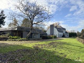 Deze uitzonderlijke kasteelvilla, schitterend gelegen in een groen omkaderd parkgebied van meer dan 3,9 hectare, biedt een unieke combinatie...