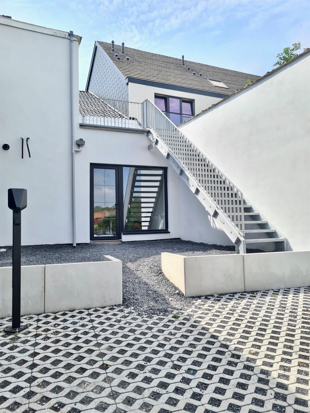 TOPGELEGEN HANDELSRUIMTE met ZONNEPANELEN en PARKING - foto 4