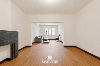 Voor meer info en foto’s, surf naar www.swevers.be – Op een gunstige locatie aan de Kasteletsingel in Beringen vindt u deze halfopen bebouwing met heel wat renovatiemogelijkheden. De woning is momenteel verhuurd en wordt beschikbaar na opzeg van de huurder, wat een interessante opportuniteit biedt voor zowel eigen bewoning als investering. De woning uit 1952 beschikt over een bewoonbare oppervlakte van 203 m² en omvat een lichtrijke leefruimte van 33 m², een keuken met aansluitende wasplaats en veranda, een badkamer, apart toilet, berging, technische ruimte en een kelder. Op de eerste verdieping bevinden zich vier slaapkamers, ideaal voor een gezin, thuiskantoor of hobbyruimte. De zolder van ongeveer 40 m² biedt bovendien extra uitbreidingsmogelijkheden. Een absolute troef zijn de vier garages met plaats voor maar liefst vier wagens. De woning ligt op korte afstand van winkels, scholen, restaurants en openbaar vervoer, terwijl de autosnelweg vlot bereikbaar is. Dankzij de solide basis, praktische indeling, ruime garages en centrale ligging vormt deze woning een uitstekende opportuniteit voor gezinnen, handige renovatoren of investeerders die op zoek zijn naar een eigendom met veel potentieel. Voor meer informatie, bel 011 255 155. Bron bewoonbare oppervlakte: EPC – verslag. Dit pand is onderworpen aan de renovatieverplichting van de Vlaamse overheid voor residentiële gebouwen (behoudens bij sloop binnen 5 jaar na de aankoop). Consulteer voor meer informatie de website van het Vlaams Energie- en Klimaatagentschap via https://www.vlaanderen.be/een-huis-of-appartement-kopen/renovatieverplichting-voor-residentiele-gebouwen.