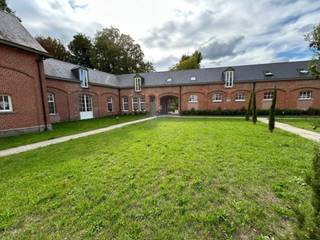 Prijs inclusief kosten (registratierechten + BTW). Hemels wonen in een abdij. Wonen in een park met historische elementen. Wij bieden u dit parkappartement aan, gelegen op de 1ste verdieping (lift aanwezig), in de Sint-Bernardusabdij. Dit appartement is zeer praktisch ingedeeld als volgt: inkomhal, apart toilet, leefruimte met open volledig geïnstalleerde keuken, nachthal, badkamer ligbad en toilet, 2 slaapkamers, berging en wasplaats. Dit appartement beschikt tevens over een terras van 6m² waar het lekker vertoeven is in een mooie groene omgeving. Afgewerkt met hoogwaardige materialen. Privatieve berging, 2 fietsenstallingen en een autostaanplaats zijn in de prijs inbegrepen. Voor meer info kan u ons contacteren op het nummer: 03/283.84.84 of mailen naar gert@ax-quality.be. E-peil: 62, EPC 134 KWh/m² UC12007-A-8.00/12007/686.3/EP19377/A001/D03/SD003 P-score: D - G-score: C. Vg/Pg/Gmo/Vkr/Gvv