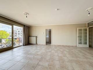 Centraal gelegen appartement vlakbij de winkelstraat ,op slechts 800m van zee gelegen. De indeling is als volgt: inkomhal met plaats voor vestiaire, WC, living met grote ramen en veel lichtinval, volledig ingerichte keuken, berging, drie slaapkamers, één badkamers met dubbele lavabo, ligbad en douche. Terras achteraan zuid georiënteerd. Beneden is er nog een individuele kelder inbegrepen en mogelijkheid om garage aan te kopen (50.000 €) Ref Kiwi 102