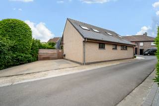Op zoek naar rust, ruimte én comfort? Deze charmante woning (165 m², opp. louter informatief) combineert het allemaal! Via de inkomhal met...
