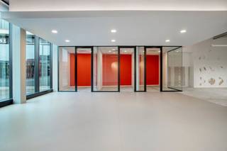 Handelspand van ca. 296 m² te huur in het centrum van Waregem. <br /><br />Commercieel gelegen handelspand in Waregem met een uitstekende zichtbaarheid en vlotte bereikbaarheid. <br /><br />Het pand biedt tal van mogelijkheden voor handel, kantoor of dienstverlening en beschikt over een praktische indeling. Dankzij de centrale ligging is dit een interessante opportuniteit voor ondernemers en investeerders.<br /><br />Bent u op zoek naar een handelspand in Waregem? Aarzel dan zeker niet om ons te contacteren op het nummer 056 21 11 11.