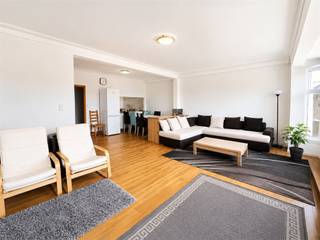 <p><span>Wonen met zicht op het Stadspark is een zeldzaamheid in Antwerpen.</span></p><p><span>Op de zesde verdieping bevindt zich dit ruime appartement van ca. 130 m². De indeling bestaat uit een inkomhal, een lichtrijke leefruimte met aansluitende keuken, drie volwaardige slaapkamers, een badkamer, een afzonderlijk toilet en verschillende praktische bergruimtes. Het appartement is steeds goed onderhouden, maar vraagt een opfrissing naar hedendaagse normen, wat de koper de mogelijkheid biedt om het volledig naar eigen smaak af te werken.</span></p><p><span>De grote troef van deze woning is zonder twijfel het open uitzicht over het Stadspark. Vanuit de leefruimte geniet u dagelijks van een groen panorama dat voor een verrassend gevoel van rust zorgt, midden in de stad.</span></p><p><span>Dankzij de grote raampartijen baadt de woonkamer in natuurlijk licht en vormt ze een aangename plek om te wonen en te ontspannen. Verder beschikt het appartement over drie volwaardige slaapkamers, een badkamer met dubbele lavabo en ligbad, een afzonderlijk toilet en een praktische kelderberging.</span></p><p><span>De locatie behoort tot de meest gegeerde van Antwerpen. Het Stadspark ligt letterlijk voor de deur, terwijl het Centraal Station, de Diamantwijk, de Meir en tal van restaurants, winkels en openbaar vervoer zich op wandelafstand bevinden.</span></p><p><span>Troeven:</span></p><ul><li><span>Ca. 130 m² bewoonbare oppervlakte</span></li><li><span>Open zicht over het Stadspark</span></li><li><span>Zesde verdieping met veel lichtinval</span></li><li><span>Mogelijkheid tot aankoop van een inpandige autostaanplaats aan 35.000euro.</span></li></ul><p><span>Een ruim appartement met uitzonderlijk uitzicht op één van de meest centrale locaties van Antwerpen. Ideaal voor wie op zoek is naar ruimte, licht en groen uitzicht, met de mogelijkheid om het appartement volledig naar eigen wensen te moderniseren.</span></p><p><span> </span></p><p><span>Interesse?<br />Contacteer ons via michael@vastpuntgoed.be of bel ons via het nummer 0476/40.86.76 voor meer info of een bezoek in te plannen.</span></p><p><span> </span></p>