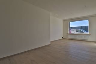 <p><span>Leuke, gerenoveerde gezinswoning met garage en uitweg!</span></p><p><span> </span></p><p><span>Centraal gelegen tussen Gullegem en Bissegem vinden we deze mooie gerenoveerde en energiezuinige woning. De woning werd voorzien van alle nieuwe technieken, verwarming via warmtepomp en de nodige zonnepanelen.</span></p><p><span> </span></p><p><span>Via de inkom bereiken we het ruime woongedeelte met de open keuken, eethoek en zithoek. Op de eerste verdieping zijn twee mooie slaapkamers te vinden en de badkamer met wastafel, toilet en inloopdouche.</span></p><p><span> </span></p><p><span>Via de vaste trap bereiken we de volledig ingerichte zolder die plaats kan bieden aan de master bedroom.</span></p><p><span> </span></p><p><span>De grote tuin, grenzend aan Stadsgroen De Ghellinck, maakt het geheel af! Achteraan is tevens de garage, te bereiken via een uitweg.</span></p><p><span> </span></p><p><span> </span></p><p><span>- Volledig gerenoveerd<br />- EPC B: Zonnepanelen / Warmtepomp<br />- Grote tuin met uitweg /garage</span></p>