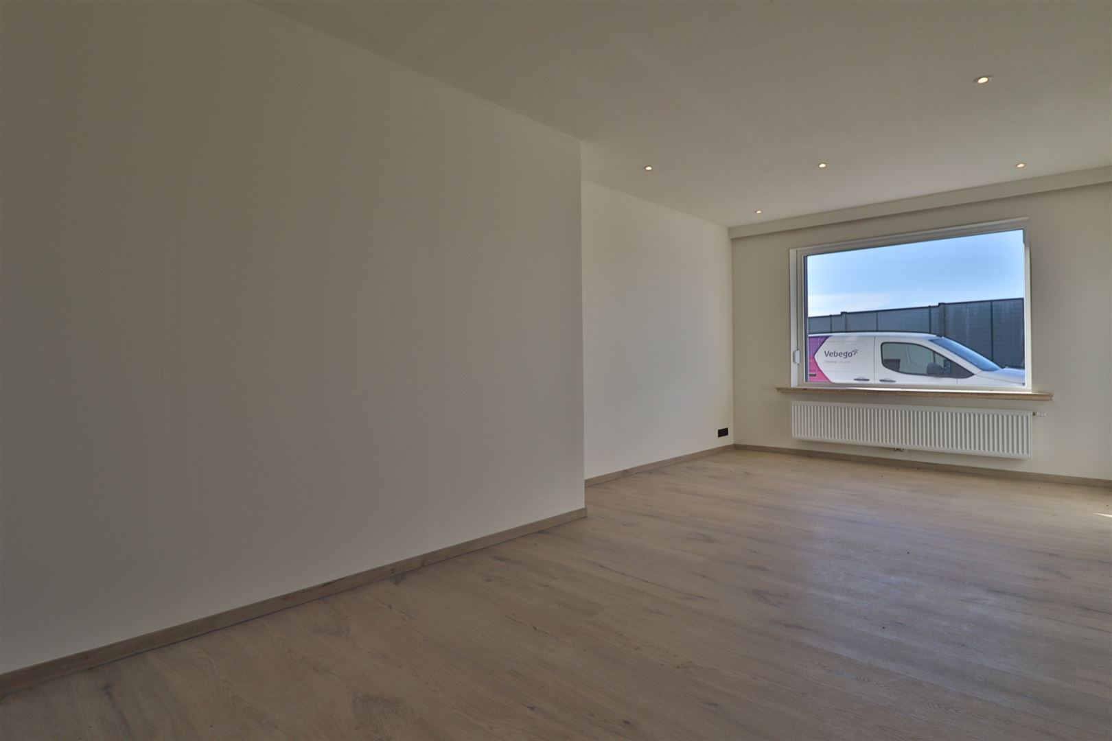 Volledig gerenoveerde woning met garage / uitweg - foto 3