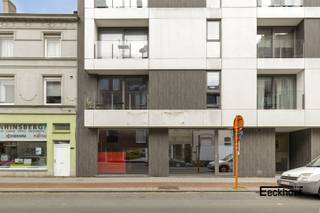 Gelegen langs de drukbezochte Torhoutsesteenweg bevindt zich deze moderne handelsruimte van 106 m² in een recent gebouw van 2017. Dankzij de uitstekende zichtbaarheid en vlotte bereikbaarheid vormt dit pand de ideale uitvalsbasis voor uiteenlopende commerciële activiteiten, kantoorfunctie of dienstverlening.<br /><br />De ruimte beschikt over een grote open handelsruimte met veel indelingsmogelijkheden. Achteraan bevindt zich een aparte zone die perfect kan dienen als vergaderruimte, bureau of stockageruimte. Verder is het pand uitgerust met een toilet en praktische berging.<br /><br />Een uitstekende opportuniteit voor ondernemers die op zoek zijn naar een instapklare commerciële ruimte in Oostende.