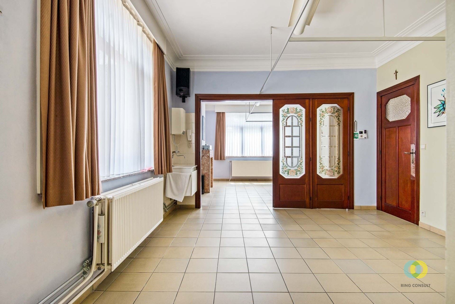 Ruime woning met praktijkruimte, garage en tuin - foto 3