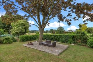 <p>Voor meer info of een bezoek, bel 02 884 23 25: St-Martens-Lennik :Topo-Immo biedt u deze ruime<strong> villa</strong> op <strong>+/- 20a</strong> aan. Binnenkomen doe je via<strong> de royale inkomhal, </strong>voorzien van<strong> gastentoilet </strong>en<strong> vestiaire-hoek. </strong>Verder omvat het gelijkvloers <strong>een aparte leefkeuken (16m²) </strong>en <strong>een lichtrijke woonkamer</strong> van maar liefst<strong> 58m², </strong>die uitgeeft op de<strong> veranda. </strong>Ook<strong> de eerste slaapkamer/bureau</strong> en <strong>de wasplaats/berging </strong>bevinden zich op de benedenverdieping.<strong> Inpandige garage </strong>van maar liefst<strong> 30m². <br /></strong>Het verdiep biedt ons <strong>een ruime nachthal, een bergruimte/dressing, een badkamer met ligbad, een apart toilet </strong>en maar liefst<strong> 4 slaapkamers! Mooie aangelegde tuin.</strong> Nabij centrum, openbaar vervoer, school, centrum. Op amper 10 minuten van Erasmus/Brussel/Ring R0.  Maatregelen opgenomen in het maatregelenregister: nee. </p>