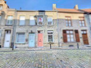 In de Zwarte Nonnenstraat te Veurne vinden we deze pas gerenoveerde woning met 2 slaapkamers, bureau en zonnig terras te huur. Het huis is centraal gelegen nabij de markt, winkels en scholen. Het zonnige terras, gunstig EPC en de kwalitatieve materialen zijn enkele van de vele troeven. Zoek je immo in Veurne? Lees dan zeker verder.INDELING:> Gelijkvloers:- Inkom met vestiaire;- Slaapkamer 1;- Gastentoilet;- Badkamer met inloopdouche, wasmeubel en ingemaakte kasten;- Bureau;- Berging met aansluiting voor wasmachine.> Eerste verdieping:- Ruime, lichtrijke leefruimte met open keuken voorzien van alle nodige apparaten;- Zonnig terras.> Tweede verdieping:- Ruime slaapkamer met apart toilet.TROEVEN:- TOPlocatie, op wandelafstand van het centrum;- Energiezuinig (EPC B);- Moderne woning met behoud van de authentieke elementen.Beschikbaar vanaf 01/09/2026Ben je geïnteresseerd in dit pand te huur in Veurne? Ga naar de website www.dewaele.com, klik op het pand dat je wenst te huren. Via de rode knop "vraag je bezoek aan" vragen we u kort een profiel in te vullen. Daarna nemen we contact op voor een bezoek. Telefonisch kunnen er geen afspraken gemaakt worden.