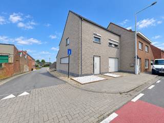 <p><strong><u>Recente halfopen woning met 3 slaapkamers en garage.</u></strong></p>
<p> </p>
<p><strong>Indeling </strong></p>
<p>Gelijkvloers: inkomhal, wc met lavabo, living met open keuken, ruime garage, wasplaats, berging </p>
<p>1ste verdiep: 3 slaapkamers, wc, badkamer </p>
<p> </p>
<p><strong>Troeven</strong></p>
<ul><li><strong><span></span></strong>Zolder (mogelijkheid tot 4 de slaapkamer)</li><li>Groot terras</li><li>Aangelegde tuin met tuinhuis</li><li>Veel zonlicht zuid - west georiënteerde tuin </li><li>Elektrische keuring conform</li><li>Goed EPC</li><li>Regenwaterput 10.000 l (wc, wasmachine, buitenkraan)</li></ul>
Dit is een vanafprijs.