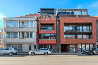Dit recent en instapklaar 2-slaapkamer appartement is uitstekend gelegen langs de Nieuwpoortsesteenweg in Oostende - Mariakerke. Dankzij de centrale ligging bevinden winkels, supermarkten, horeca en openbaar vervoer zich op wandelafstand. Bovendien bereikt u de zeedijk en het strand van Mariakerke in slechts 5 minuten wandelen.<br /><br />Indeling: <br />- inkomhal<br />- ruime leefruimte <br />- open keuken uitgerust met een spoeltafel, inductie fornuis, combi-oven, vaatwas, frigo en diepvries <br />- badkamer voorzien van een badkamermeubel, ligbad met douchescherm en toilet <br />- slaapkamer 1 (12m²)<br />- slaapkamer 2 (7m²) met toegang tot het terras (5m²)<br />- berging voorzien van aansluiting wasmachine <br /><br />Bovendien kan u gebruik maken van de gemeenschappelijke fietsenberging die heel vlot toegankelijk.<br /><br />Pluspunten: <br />- kleinschalige residentie <br />- instapklaar<br />- centrale ligging<br />- jong gebouw<br />- fietsenberging<br />- 2 volwaardige slaapkamers<br />- positieve elektrische keuring <br />- gunstig EPC (label B)<br /><br />Bent u op zoek naar een interessant appartement geschikt voor zowel vaste bewoning, tweede verblijf of investering? Neem dan vandaag nog contact met ons voor een bezichtiging ter plaatse!<br /><br />Bestuursmaatregelen in het maatregelenregister: nee