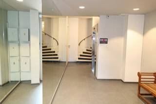 Opzoek naar een ruime Penthouse met adembenemend verzicht in hartje Beveren? Dan is snel zijn de boodschap!<br /><br />Deze zeer ruime penthouse bevindt zich op de TOPlocatie in centrum Beveren "Grote Markt". <br /><br />Het appartement bestaat uit een ruime inkomhal met apart toilet en mogelijkheid tot een vestiaire, een zeer ruime living met tal van grote raampartijen en aansluitend een terras (momenteel reeds voorziening van volledig openklapbare ramen zodat u heel open gevoel met buiten kan creëren - mogelijkheid overdekt terras), een ingerichte keuken, 3 ruime slaapkamers, 2 badkamers en een wasruimte met aansluitend een extra berging. <br /><br />Er is een lift aanwezig in het gebouw.<br /><br />Tot slot is er ook een berging voorzien in de kelderverdieping.<br /><br />Indien gewenst kan u opteren voor een garagebox in het naastliggend gebouw (Residentie Square) op de gelijkvloerse parkeergarage aan 100 euro per maand.<br /><br />De provisie voor de gemeenschappelijke kosten bedraagt 100 euro per maand. Het appartement is beschikbaar vanaf 1 maart 2026<br /><br />Twijfel niet om ons te contacteren voor meer informatie of een plaatsbezoek in dit TOPappartement via verhuur@homevast.be of tel. 03 376 20 20.