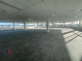 Het<strong> kantoor</strong> van 576 m² te Vilvoorde is strategisch gelegen aan de eerste afrit van de E19 richting Antwerpen, vlak bij de Brusselse Ring (R0), waardoor Brussel, Antwerpen en Brussels Airport op slechts 10–15 minuten liggen en het kantoor bovendien uitstekend bereikbaar is met het openbaar vervoer via bus en treinstation Vilvoorde.<br /><br />Veiligheid wordt gegarandeerd door het gebruik van een parlofoon, videofoon, brandalarm, terwijl het geïsoleerde dak en de dubbele beglazing zorgen voor extra energie-efficiëntie. Daarnaast is het kantoor uitgerust zonnewering en gasverwarming.<br /><br />In de gemeenschappelijke ruimtes bevindt zich een royaal restaurant met comfortabele zitplaatsen, perfect voor een lunch of informele ontmoetingen. <br /><br />Het kantoor is <strong>onmiddellijk beschikbaar</strong> en ook andere kantooroppervlaktes in het <strong>Everest Office Park</strong> zijn beschikbaar <strong>vanaf 207 m²</strong>, volledig flexibel in te delen naar uw wensen.<br /><br />Contacteer <strong>PANORAMA B2B</strong> voor bijkomende inlichtingen, plannen of een vrijblijvend bezoek via <strong>0477 09 00 09.</strong>