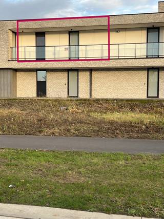 Appartement 1 chambre situé au centre et très pratique. Idéal pour les couples jeunes ou un peu plus âgés, ou pour les célibataires, mobiles ou moins mobiles, souhaitant rejoindre rapidement le centre ou les transports en commun à pied, ou encore accéder facilement à Bruxelles, Louvain et Malines. Le hall d'entrée central vous mène au débarras/buanderie, à la chambre, la salle de bain équipée avec douche et wc et enfin au séjour avec cuisine ouverte. Le séjour et la chambre s'ouvrent sur une jolie terrasse donnant sur les jardins communs. L'appartement comprend également une place de parking avec cave attenante dans le garage souterrain, accessible par ascenseur. L'immeuble, composé de seulement 10 logements, est neuf et bien entretenu. Des jardins communs bordent les deux côtés. L'appartement est prêt à vous accueillir ! Envie d'une visite ou d'en savoir plus ? Contactez-moi au 0486 43 49 08 Daphné de Sherwin Immo +