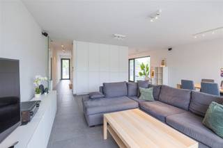 <p>Welkom in deze prachtige woning in Roosdaal, waar comfort, energiezuinigheid en een rustige groene omgeving perfect samenkomen. Met een bewoonbare oppervlakte van 182 m² en alle voorzieningen, biedt deze woning werkelijk alles wat u nodig heeft.<br />De woning beschikt over drie ruime slaapkamers, elk praktisch ingericht en perfect voor gezinnen of voor wie extra ruimte wenst. Niet alleen ideaal als slaapkamer, maar ook perfect geschikt voor studerende kinderen, hobby's of extra dressing.<br />De stijlvolle badkamer werd afgewerkt met kwalitatieve materialen en biedt alle comfort voor het hele gezin. Hier geniet u van een ruim wellnessmassagebad, een royale inloopdouche, dubbel lavabomeubel, toilet en een verzorgde.<br />Op de eerste verdieping bevindt zich bovendien een ruime bureauruimte met twee volwaardige werkplekken, ideaal voor wie regelmatig van thuis uit werkt.<br />Het interieur ademt moderniteit en elegantie. De open keuken is volledig uitgerust met hedendaagse apparatuur, perfect voor uw culinaire creaties. De grote leefruimte vormt het hart van deze woning, waar u tot rust kan komen na een lange werkdag. Grote raampartijen zorgen voor overvloedig daglicht en creëren een open ruimte, en dankzij de zonnescreens, blijft de temperatuur binnen steeds aangenaam.<br />Buiten wacht een volledig zuid gerichte tuin met aangenaam terras, waar u in alle rust kunt genieten van de zon of een BBQ met familie. De groene omgeving en de ligging in een doodlopende straat zorgen voor een uitzonderlijk wooncomfort en een veilige omgeving voor kinderen.<br />Ook op vlak van duurzaamheid en energieprestaties scoort deze woning uitstekend. Dankzij doorgedreven isolatie, energiezuinige technieken en het volledig met zonnepanelen uitgeruste dak voldoet de woning niet alleen aan de huidige energienormen, maar overtreft ze deze ruimschoots. <br />Tot slot kan u op de oprit twee wagens parkeren, en bestaat de mogelijkheid erin om een extra carport te plaatsen.<br />Deze woning combineert moderne architectuur met praktische indeling en biedt een warm welkom aan iedereen die naar binnen stapt. Maak van deze woning jouw ideale THUIS!<br /> </p>