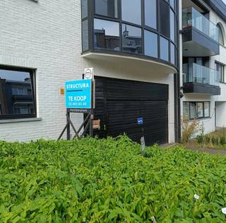 Autostaanplaats (P39) te koop in een ondergrondse parking (verdieping -2). Automatische poort met afstandsbediening. Meer info of een bezoek...