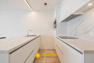 <strong>Recent 2-slaapkamer appartement met terras en zicht op de Moervaart te huur in Moerbeke (Lokeren)!</strong><br /><br />Instapklaar appartement met een ruim terras, ondergrondse parkeerplaats, kelderberging en fietsenstalling. Gelegen op de tweede verdieping van een modern gebouw met lift. Het terras van 15 m² biedt een uitzicht op de Moervaart en de omliggende natuur. Met een EPC-label A (53 kWh/m²) is dit appartement niet alleen comfortabel, maar ook bijzonder energiezuinig. <br /><br /><strong>Troeven:</strong><br />- Bouwjaar 2021<br />- EPC label A<br />- 2 slaapkamers<br />- Terras met zicht op Moervaart<br />- Ondergrondse parkeerplaats en kelderberging<br />- Gemeenschappelijke fietsenstalling aanwezig<br /><br />Gemeenschappelijke kosten: 50€/maand<br />Hebt u interesse in dit appartement? Gelieve te mailen naar dario@immomamo.be