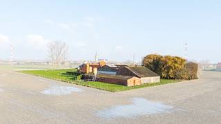 Deze hoeve bevindt zich in Wulpen, een deelgemeente van Koksijde. Dankzij de snelle aansluiting op de E40 geniet je van een vlotte...