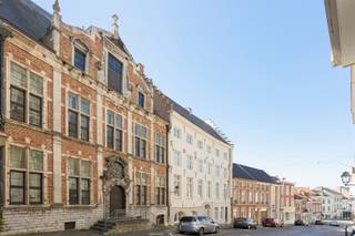 Achter een statige en beschermde gevel, zijn wij vereerd, dit herenhuis, beter bekend als Het Huis Van Ranst, gelegen aan de Wolmarkt,...