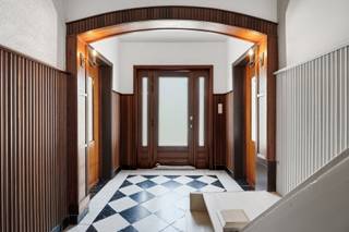 Rustig wonen in het groen met een uitstekende bereikbaarheid.<br /><br />Op zoek naar een villa met karakter, ruimte en een uitzonderlijke ligging? Deze charmante woning in Elewijt bevindt zich in een rustige straat op een perceel van 6a 43ca, volledig omringd door groen en uitgestrekt agrarisch gebied. Hier geniet u dagelijks van rust, privacy en een prachtig open uitzicht.<br /><br />De villa werd gebouwd in 1962 en werd sinds 2015 stapsgewijs vernieuwd. Hierdoor vormt ze een ideale basis voor wie op zoek is naar een woning met nog verschillende mogelijkheden om ze volledig naar eigen smaak af te werken. Met enkele opfrissingswerken en energetische ingrepen kan deze eigendom uitgroeien tot een unieke, hedendaagse gezinsvilla op een toplocatie.<br /><br />Op de gelijkvloerse verdieping bevinden zich een ruime inkomhal, de leefruimte, de keuken, de bijkeuken, de technische ruimte, evenals één slaapkamer en een ruime badkamer. De eerste verdieping bestaat momenteel uit één grote open ruimte, maar kan eenvoudig worden ingericht als drie aparte slaapkamers.<br /><br />Zoals geïllustreerd op de foto's, zijn de bijgebouwen en het perceel achteraan niet inbegrepen.<br /><br />Voor meer informatie of een bezoek kunt u ons steeds contacteren op het nummer 015/21.21.21 of via olivier.lievens@imovastgoed.be.<br />Vraagt u zich af wat uw eigen woning waard is? Neem dan gerust contact op voor een gratis waardebepaling.