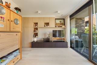 <p><span>Op een rustige en groene locatie binnen het gekende Prins Kavelhof, bevindt zich deze luxe assistentiewoning. De combinatie van veel licht, een doordachte indeling en een aangenaam terras maakt dit appartement bijzonder comfortabel om te wonen, terwijl de huidige verhuur het ook interessant maakt als zorgeloze investering.<br /><br /></span></p><p><span>Licht, comfort &amp; functionaliteit</span></p><p><span>Het appartement bevindt zich op de tweede verdieping en is vlot bereikbaar via de lift. Je komt binnen in een centrale inkomhal op een warme parketvloer, met op maat gemaakte kasten die zorgen voor extra bergruimte en een opgeruimde indruk. De leefruimte geniet van grote raampartijen en een brede schuifpui die zorgen voor een aangename lichtinval en een open gevoel. Vanuit de zithoek heb je een mooi zicht op het omliggende groen en directe toegang tot het overdekte terras, waar het heerlijk vertoeven is in alle rust.</span></p><p><span>De open leefruimte sluit naadloos aan op de volledig uitgeruste keuken. Deze is compact maar praktisch ingericht en voorzien van kwalitatieve toestellen, voldoende kastruimte en een onderhoudsvriendelijke en luxe afwerking. <br /><br /></span></p><p><span>Rustig slapen &amp; comfortabel wonen</span></p><p><span>De slaapkamer is rustig gelegen en biedt voldoende ruimte voor een tweepersoonsbed en bijkomend meubilair. Ook hier zorgen grote raampartijen voor een aangename lichtinval en een open zicht op het groen. De badkamer is volledig aangepast aan comfortabel en toekomstgericht wonen, met een ruime inloopdouche, lavabo en toilet, allemaal ontworpen met toegankelijkheid voor een rolstoel of rollator in gedachten.<br /><br /></span></p><p><span>Groen wonen met alle voorzieningen nabij</span></p><p><span>De Van Hemelrijcklei ligt in een groene en residentiële omgeving, met vlotte verbindingen en alle nodige voorzieningen binnen handbereik. Winkels, openbaar vervoer en zorgfaciliteiten bevinden zich op korte afstand, terwijl het woonproject zelf rust, veiligheid en een verzorgde uitstraling biedt. Een ideale plek voor wie comfortabel en zorgeloos wil wonen, of voor wie op zoek is naar een stabiele vastgoedinvestering. Binnen het domein bevindt er zich zelfs een restaurant en een polyvalente ruimte waar regelmatig gezellige bijeenkomsten worden georganiseerd voor de bewoners van het domein. </span></p><p><span>Daarnaast wordt er tegen extra betaling vanuit de organisatie Prins Kavelhof een dienst voorzien om de bewoners te ondersteunen tijdens dagdagelijkse activiteiten. </span></p><p><span> </span></p><p><span>uitreksel maatregelenregister in aanvraag</span></p><p><span><br /><br /></span></p><p><span> </span></p>