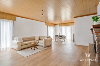 BEZOEKMOMENT: (ENKEL OP AFSPRAAK) ZATERDAG 24/10 10u-12u<br /><br />Droom je van gelijkvloers wonen in een rustige, landelijke omgeving? Deze gerenoveerde bungalow in Waasmunster biedt je comfort, ruimte en een groene omgeving om volop van te genieten.<br /><br />De woning telt 3 volwaardige slaapkamers en beschikt over een vernieuwde keuken met alle toestellen, helemaal klaar om in te koken. Een aparte berging zorgt voor extra opbergruimte. De badkamer is perfect bruikbaar, maar kan later naar eigen smaak vernieuwd worden. De inpandige garage heeft een vaste trap naar de zolderruimte, handig voor extra opslag of een creatieve invulling. Buiten wacht een volledig toegankelijke tuin, ideaal om te tuinieren, te spelen of te ontspannen.<br /><br />✅ Landelijke ligging<br />✅ Gerenoveerd <br />✅ Inkomhal met apart toilet<br />✅ Ruime lichtrijke leefruimte<br />✅ 3 volwaardige slaapkamers<br />✅ Vernieuwde keuken met alle toestellen<br />✅ Aparte berging<br />✅ Inpandige garage met vaste trap naar zolder<br />✅ Volledig toegankelijke tuin<br />✅ EPC C, conforme elektriciteit<br />✅ Nieuwe condensatieketel<br /><br />Een bungalow met veel mogelijkheden op een rustige locatie, plan snel een bezoek!<br /><br />📩 gilles@woonvast.be — 📞 0491 94 95 38 — 🌐 www.woonvast.be
