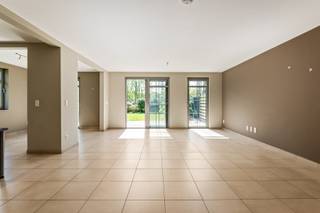 Welkom in de prachtige en verzorgde residentie ‘Kasteelhof’, een kleinschalig en residentieel geheel van drie stijlvolle gebouwen met telkens slechts vier appartementen. Deze doordachte opbouw garandeert u privacy en een aangename woonsfeer. De gebouwen zijn onderling verbonden via een ondergrondse garage met privatieve staanplaatsen en individuele kelderbergingen, en worden afgesloten met een automatische poort, zowel aan de straatkant als aan de ondergrondse parking, wat uw veiligheid én privacy ten goede komt.<br /><br />Dit appartement is gelegen op een absolute toplocatie, op de grens van Schilde en Sint-Antonius en geniet van de perfecte combinatie tussen groen en bereikbaarheid. Op wandelafstand vindt u winkels, openbaar vervoer en verbindingswegen naar omliggende gemeenten. <br /><br />INDELING: Het appartement bevindt zich op het gelijkvloers en kan betreden worden via de gemeenschappelijke inkomhal of rechtstreeks vanuit de ondergrondse garage, waar u met de lift of trap naar uw verdieping wordt gebracht. U wordt verwelkomd via een ruime inkomhal met vestiaire en apart gastentoilet met handenwasser. De lichte en ruime leefruimte met open keuken en schuifraam naar het zonnig terras en tuin baadt in natuurlijk licht en kijkt uit op het groen. De keuken is volledig uitgerust en beschikt over een handige, aparte berging met aansluiting voor wasmachine en droogkast.<br /><br />Grenzend aan de woonkamer bevindt zich een aparte bureauruimte, ideaal voor wie van thuis uit werkt of nood heeft aan een werkplek. Vanuit de leefruimte wandelt u verder naar het terras en de grote tuin. Een perfecte plek om te ontspannen met zicht op rustgevend groen.<br /><br />Via de nachthal bereikt u twee volwaardige slaapkamers, waarvan één voorzien is van praktische ingemaakte kasten. De moderne badkamer is uitgerust met een stijlvolle inloopdouche en een lavabomeubel.<br /><br />Bovendien beschikt het gebouw over een extra zolderruimte die u kunt gebruiken voor bijkomende opslag en is er een privatieve kelderberging inbegrepen in de prijs.<br />Twee ondergrondse autostaanplaatsen zijn verplicht bij aan te kopen aan 25.000 euro/staanplaats. Voor bezoekers is er overigens voldoende parkeergelegenheid vooraan het gebouw.<br /><br />Bijzonderheden:<br />+ Energiezuinig appartement<br />+ Gelegen in een prachtige, verzorgde residentie<br />+ Verzorgde en zonnige tuin met zicht op groen<br />+ Ondergrondse kelderberging inbegrepen<br />+ Mogelijkheid tot bijkomende staanplaats<br />+ Lift aanwezig<br />+ Extra zolderruimte beschikbaar