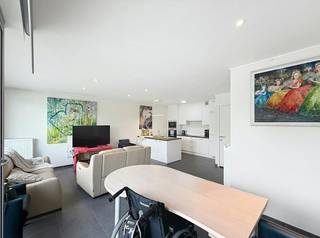 Dit recent appartement met 2 slaapkamers en 2 grote terrassen is gelegen in residentie Bordeaux en is te huur nabij het station en centrum van Waregem. Er is alsook een ondergrondse garagebox met kelderberging aanwezig.<br /><br />Het terras achteraan is voorzien van een zonneluifel en zonnescreens aan de ramen.<br /><br />Ondergrondse garagebox en kelderberging verplicht bij te huren: €50/maand. <br />Er kan gebruik gemaakt worden van de gemeenschappelijke fietsenberging.<br /><br />INDELING<br /><br />inkomhal - woonkamer - open keuken - terras vooraan - apart toilet - berging - badkamer met inloopdouche - slaapkamer 1 - slaapkamer 2 - ruim terras achteraan - ondergrondse garagebox met kelderberging<br /><br />TROEVEN<br /><br />- recent en instapklaar<br />- 2 grote terrassen<br />- garagebox met berging<br />- uitstekende ligging nabij het centrum<br />- lichtrijke ruimtes<br />- gemeenschappelijke fietsenberging <br /><br />De snelste manier om een bezoek te brengen aan deze woning? <br />Vraag je bezoek aan via de rode knop op onze website (www.dewaele.com) en je wordt gecontacteerd door onze makelaar. Telefonisch kunnen er geen afspraken gemaakt worden. Bij andere vragen kun je ons telefonisch contacteren via 056 605 605.