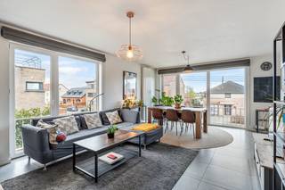 Dit mooie hoekappartement is gelegen in een kleinschalige residentie op de eerste verdieping. Het werd in 2015 grondig gerenoveerd met oa...