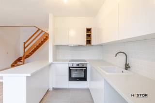 <p><span><span>Ben je op zoek naar een lichtrijk duplexappartement, op een centrale ligging in Temse? Dan is dit iets voor u! Het appartement bevindt zich op de 2e verdieping die u kan bereiken met de lift of de trap. U betreedt het appartement via de inkomhaldeur. Hier bereikt u de grote leefruimte die tal van mogelijkheden biedt. Hiernaast is er de open keuken die voorzien is van alle toestellen. Op dit verdiep bereiken we de badkamer met lavabo en inloopdouche. Hiernaast is de eerste slaapkamer voorzien. Het appartement beschikt over 3 slaapkamers. Op de tweede verdieping bevinden zich 2 slaapkamers. Via de laatste slaapkamer is er een trapluik, dat je toegang geeft tot het zolder gedeelte. De zolder dient als opslagplaats. Aan de achterzijde van het gebouw is er privé terras aanwezig. Alle troeven nog even op een rijtje: - instapklaar - 3 slaapkamers - terras aanwezig - vlotte verbindingen - dichtbij scholen, winkels en openbaar vervoer Interesse? Contacteer mij vandaag nog op emanuel.durinck@immo-zone.be of  via 0486 03 00 10.</span></span></p>