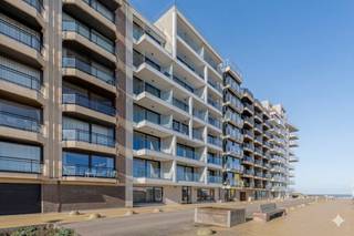 In de stijlvolle nieuwbouwresidentie Rivage, op slechts 50 meter van het strand, bevindt zich dit prachtige en instapklare gelijkvloersappartement.<br />De residentie werd opgetrokken in 2021 en combineert hedendaags wooncomfort met een uitstekende ligging vlak bij zee.<br /><br />Het appartement verwelkomt u via een aangename inkomhal en beschikt over een ruime, lichtrijke leefruimte met een volledig geïntegreerde open keuken. Verder omvat het een moderne badkamer met inloopdouche, een afzonderlijk toilet en een praktische berging.<br />Er zijn twee volwaardige slaapkamers, die beide rechtstreeks toegang bieden tot het royale zonneterras van maar liefst 19,58m².<br />Hier geniet u in alle rust van de buitenlucht en zonnige momenten.<br /><br />Dankzij de moderne afwerking, de doordachte indeling en de uitzonderlijke ligging is dit appartement ideaal als vaste woonst, tweede verblijf aan zee of interessante vastgoedinvestering.<br /><br /><strong>TROEVEN :</strong>
<ul>
<li>Gelegen in de recente residentie Rivage, gebouwd in 2021</li>
<li>Instapklaar appartement in nieuwstaat</li>
<li>Ruim zonneterras</li>
</ul>