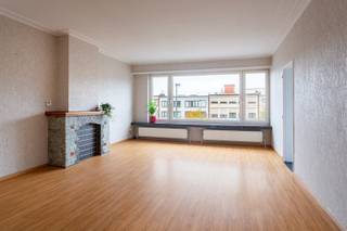 Het appartement is gelegen aan een levendige en centrale locatie. Op slechts een korte wandeling vind je een verscheidenheid aan winkels, scholen...