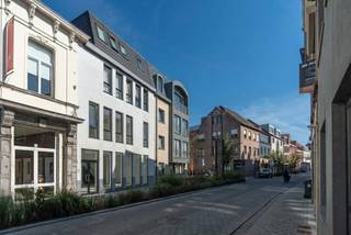 <p><strong>Ruim casco handelspand in het centrum van Turnhout!<br /><br />Omschrijving:<br /></strong>Dit ruime casco handelspand, gelegen in het centrum van Turnhout, biedt tal van mogelijkheden voor verschillende doeleinden.</p>
<p>daarnaast zijn er 3 aparte ruimtes voorzien die ingericht kunnen worden als bijvoorbeeld berging, toilet en keuken.</p>
<p>Dankzij de ruime, open indeling kan het pand ingericht worden als kantoor, praktijkruimte, handelszaak of andere professionele invulling. De casco staat biedt hierbij de mogelijkheid om de inrichting en afwerking volledig af te stemmen op uw eigen behoeften en concept.</p>
<p>Een bijzondere troef is de patio, die zorgt voor een aangename buitenruimte en extra natuurlijke lichtinval. Hierdoor ontstaat een open en lichtrijke sfeer, wat het pand bijzonder geschikt maakt voor zowel klanten als medewerkers.</p>
<p><strong>Algemeen:</strong><br />- Centrale ligging in het centrum van Turnhout.<br />- Ruim casco pand met flexibele indelingsmogelijkheden.<br />- Geschikt voor kantoor, praktijk, handel of andere professionele doeleinden.<br />- Patio met mogelijkheid tot aangename buitenruimte.<br />- Volledig naar eigen smaak en behoeften in te richten.<br />- Verkoop onder registratierechten</p>