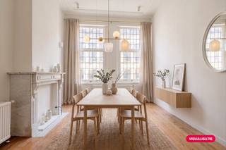 De op te frissen woning te koop met vier slaapkamers en ruime stadstuin is gelegen in een gegeerde buurt aan de Lange Leemstraat. Dit is een zeer centrale ligging vlakbij het Groen Kwartier, Zurenborg, het station van Berchem en andere belangrijke invalswegen. <br /><br />De woning is thans ingedeeld in twee wooneenheden, maar kan met beperkte aanpassingen terug omgevormd worden tot een eengezinswoning.<br /><br />Indeling<br />ruime kelderverdieping<br />gelijkvloers:<br />- inkomhal<br />- leefruimte<br />- open keuken met eetruimte<br />- badkamer<br />- stadstuin van 50m² met Zuid-oriëntatie<br /><br />eerste verdieping:<br />- badkamer<br />- keuken (kan omgevormd worden tot een slaapkamer)<br />- twee slaapkamers<br /><br />tweede verdieping:<br />- twee slaapkamers<br /><br />Zolder<br /> <br />troeven:<br />- toplocatie<br />- af te werken naar eigen smaak<br />- tuin is ook te bereiken via een aparte inkomdeur aan de straatkant<br /><br />Deze woning wordt te koop aangeboden voor een vraagprijs van 749.000 euro.<br /><br />Deze AI-visualisaties zijn bedoeld als inspiratie. Er werd geen rekening gehouden met technische specificaties, stedenbouwkundige voorschriften of de concrete mogelijkheden tot realisatie.<br />Visualisaties te ontdekken op onze website www.dewaele.com<br /><br />Bent u geïnteresseerd in een appartement of woning te koop in Antwerpen? Aarzel dan niet om ons te contacteren. <br />Had u graag uw eigen eigendom te koop aangeboden contacteer ons dan voor een vrijblijvende schatting, telefonisch op het nummer 03/206.76.76 of per mail naar antwerpen@dewaele.com.<br /><br />EPC: 382 kWh/m²<br />EPC: 275 kWh/m²<br /><br />Bestuursmaatregelen in het maatregelenregister: nee
