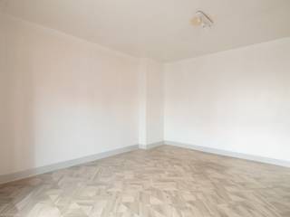 Op zoek naar een handelspand met twee appartementen?Op een toplocatie in het centrum van Merksem vind je dit ruime pand terug. Het is als volgt...