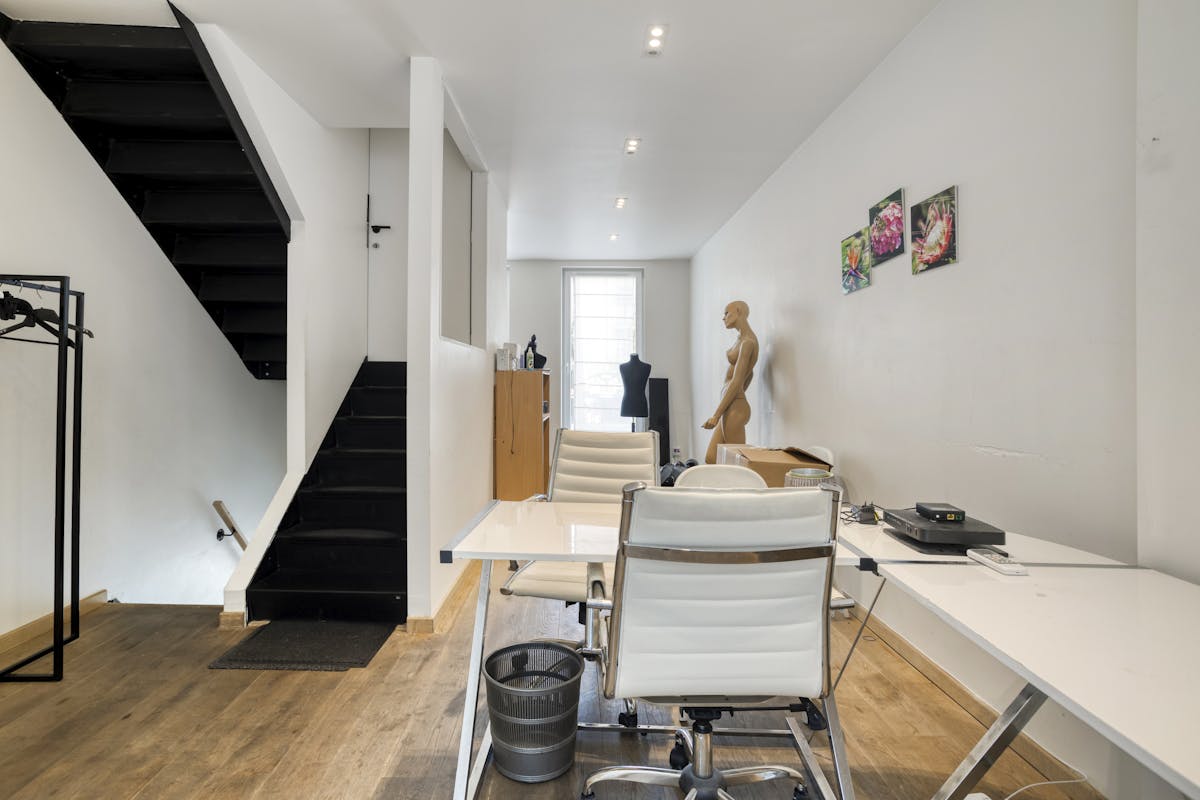 Commercial property with apartment for sale in the center of Kortrijk - photo 4