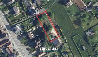 Bouw uw droomwoning in het groene Mazenzele (Opwijk)!In het landelijke en bijzonder rustige Mazenzele stellen wij u met trots deze uitstekend gelegen bouwgrond voor open bebouwing voor.Met een royale oppervlakte van 12a 80ca en een perceelbreedte van maar liefst 20 meter, geniet u hier van alle ruimte om een stijlvolle, lichtrijke woning te realiseren volledig naar uw smaak.Extra troef? Dit perceel is het laatste in een doodlopende straat (enkel plaatselijk verkeer). Dat betekent: maximale rust, minimale passage en een veilige, aangename woonomgeving — ideaal voor gezinnen én wie houdt van privacy.BouwmogelijkhedenOp dit perceel gelden de standaard stedenbouwkundige voorschriften, die u ruime mogelijkheden bieden:* Maximale bouwdiepte: 15 m op het gelijkvloers en 12 m op de verdieping* Maximale kroonlijsthoogte: 6,40 m en dakhelling tot 45°* Zijdelingse bouwvrije stroken van minstens 3 m* Een achtertuinzone van minstens 10 m diepHierdoor kan u een comfortabele en hedendaagse open bebouwing realiseren met een mooie tuinzone waar u in alle rust kan genieten. Rustig wonen met vlotte bereikbaarheidMazenzele combineert het beste van twee werelden:een groene, landelijke omgeving met tegelijk een vlotte verbinding naar Opwijk, Asse en Brussel. Winkels, scholen en openbaar vervoer bevinden zich op korte afstand.Maatregelen opgenomen in het Maatregelenregister: nee. Kortom, een unieke kans om uw woonproject te realiseren op een toplocatie waar rust, ruimte en bereikbaarheid perfect samenkomen.Meer info of een bezoek ter plaatse?Contacteer Structura via 02/460.80.46 of info@structura.be