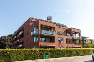 Een aangenaam appartement op de 2de verdieping in een relatief recent gebouw In de rustige Tuinen Van Hollebeke met EPC A!<br />Het appartement van bijna 100m² (+ terras) bestaat uit een grote lichtrijke leefruimte met open keuken en een achterliggende berging/wasruimte. De kamerbrede raampartij geeft uit op het aantrekkelijke terras van 15m², dat westgericht gretig de avondzon verwelkomt en zicht biedt op de Brugse torens.<br />De ruime inkom leid je verder nog naar de badkamer, een eerste slaapkamer, een tweede slaapkamer met dressing (waar echter ook alle voorzieningen zitten voor een 2de badkamer) en een apart toilet. <br />Er hoort ook nog een kelderberging bij het appartement. <br />Residentie Allegri is een kwalitatief en mooi gebouw, zeer rustig gelegen in een doodlopende straat en biedt parkeergelegenheid voor je gasten, een gemeenschappelijke fietsberging, mooie omgeving,... <br />Er is een mogelijkheid om een ondergrondse autostaanplaats aan te kopen.<br /><br />Samengevat: een aangenaam, ruim, zeer goed onderhouden en rustig doch centraal gelegen 2-slaapkamer-appartement (met mogelijkheid voor een 2de badkamer). <br />Laat deze kans niet schieten, want ze zijn gegeerd!.