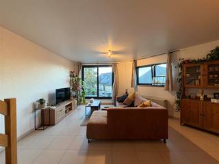 <p>Op een boogscheut van Leuven, Abdij van Park, Sportoase ... namelijk op de Geldenaaksebaan kan je dit ruim duplex twee slaapkamer appartement vinden. Het gebouw dateert van 2008 en kent een moderne uitstraling. Een ruime inkomhal brengt je naar de leefruimte met eetplaats en living. De keuken is volledig geïnstalleerd en heeft bijkomend een praktische berging. Verbonden aan de leefruimte is het terras en een trap dat je naar de tweede verdieping brengt. Deze verdieping is bestaande uit twee ruime slaapkamers en een badkamer. <br />Op de -1 verdieping van het gebouw kan je de kelderberging vinden alsook een autostaanplaats en dit inbegrepen in de huurprijs. <br /><br />Interesse? Plan een bezoek in: verhuur@connect-immo.be <br />125€ gemeenschappelijke kosten (nutsvoorzieningen privatief)</p><p>Beschikbaar vanaf 3 november 2026.</p>