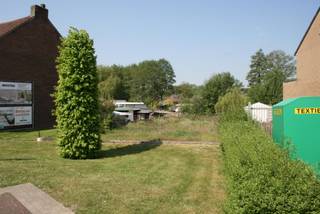 <p><strong>PERCEEL BOUWGROND VOOR OPEN BEBOUWING GELEGEN OP CA. 4A 23CA TE OPOETEREN.</strong></p>
<p><strong><br />BOUWVOORSCHRIFTEN (beknopt):</strong><br />- Hoofdbestemming: Eéngezinswoningen, residentieel (één woongelegenheid per kavel). <br />- Nevenbestemmingen, zoals vrije beroepen, diensten, kleinhandel (geen horeca, als café, restaurant, frituur), zijn toegestaan voor zover ze geen hinder vormen, voor de normale woonkwaliteit. <br />- Bouwvorm: Open bebouwing <br />- Inplanting: Voorgevel op 6m achter de rooilijn; vrijstaande gevels op 3m van zijdelingse grenzen<br />- Afmetingen: <br /> Bouwdiepte: max. 13m op gelijkvloers; max. 13m op verdieping<br /> Bouwhoogte: max. 2 bouwlagen <br /> nokhoogte: max. 11m. <br /><br /><em>Dit zijn de stedenbouwkundige voorschriften van 2007. Ondertussen is de verkaveling vervallen. De opgesomde voorschriften van toen kunnen als uitgangspunt genomen worden.</em> <br /><br /><strong>3D RENDERS:<br /></strong>De afgebeelde 3D renders zijn slechts indicatief en kunnen bijgevolg niet als bindend worden beschouwd. We kunnen dus geen garantie geven dat de afgebeelde woningen daadwerkelijk zo gebouwd kunnen / mogen worden. Er dient hiervoor een stedenbouwkundige vergunning bekomen te worden.<br /><br /><strong>Verkoop onder voorwaarde bekomen nieuwe verkavelingsvergunning! <br /><br /></strong>INFOPLICHT: Gvg-Gvr-Gd-Gvkr-Gvv. MEER INFO: Tel. 089/86.18.88 of www.N78vastgoed.be<br /><br /></p>
<p></p>