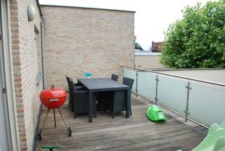 Instapklaar appartement op de 1eV bestaande uit: 1eV: een inkomhall, een woonkamer, een ingerichte keuken, een apart toilet, een...