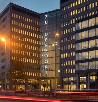 Lichte kantoren ideaal gelegen nabij de wijk 't Zuid in Gent. Nabijheid van de E17.<br />Oppervlakte: 437 m².<br />Parkeren IN: €1.400/plaats/jaar.