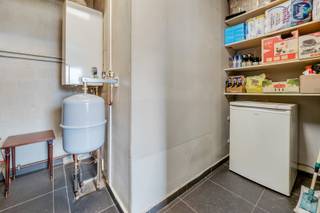 Dit hoekappartement van ca 112m2 is gelegen op de 1ste verdieping van een kleinschalig appartementsblokje en heeft de ideale ligging. De indeling is als volgt: inkomhal, aangename leefruimte, keuken voorzien van toestellen, aparte berging. De nachthal geef toegang tot de 3 slaapkamers en de badkamer. Inclusief aparte garagebox. Er is een offerte voor het plaatsen van nieuwe pvc ramen en deze werken zullen ook nog uitgevoerd worden door de huidige eigenaar. Het appartement is momenteel verhuurd. extra's: lift aanwezig in het gebouw, terrassen werden reeds vernieuwd.