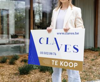 Op zoek naar een autostaanplaats in het centrum van Sint-Niklaas? Dan is dit misschien wel iets voor u. <br /><br />Ter hoogte van Kalkstraat nummer 1 bevindt zich de inrit van een achterliggend garagecomplex. Hier vind u ook deze garagebox terug. <br /><br />Interesse? Bel voor info of een vrijblijvend bezoek naar 0476 21 35 46 of mail naar laurens@claves.be .